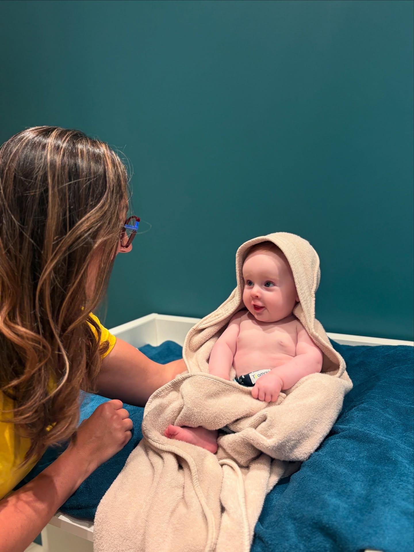 🫧 Maman, tu savais que les mots peuvent apaiser, rassurer et éveiller ton bébé ? 💞
Pendant chaque séance de baby spa, @delphy_teamabe prend le temps de parler doucement à bébé.
💬 Avant, elle lui explique ce qui va se passer, avec tendresse, pour qu’il se sente en confiance.
💧 Pendant, elle lui décrit les sensations, l’encourage, le rassure…
🤗 Après, elle prend le temps de mettre des mots sur ce qu’il a vécu, pour l’aider à intégrer ce moment en douceur.
#Ambiancekids #Babyspa #Lienparentbébé #Voixrassurante #Quimperlé #Bullededouceur #finistère #bretagne