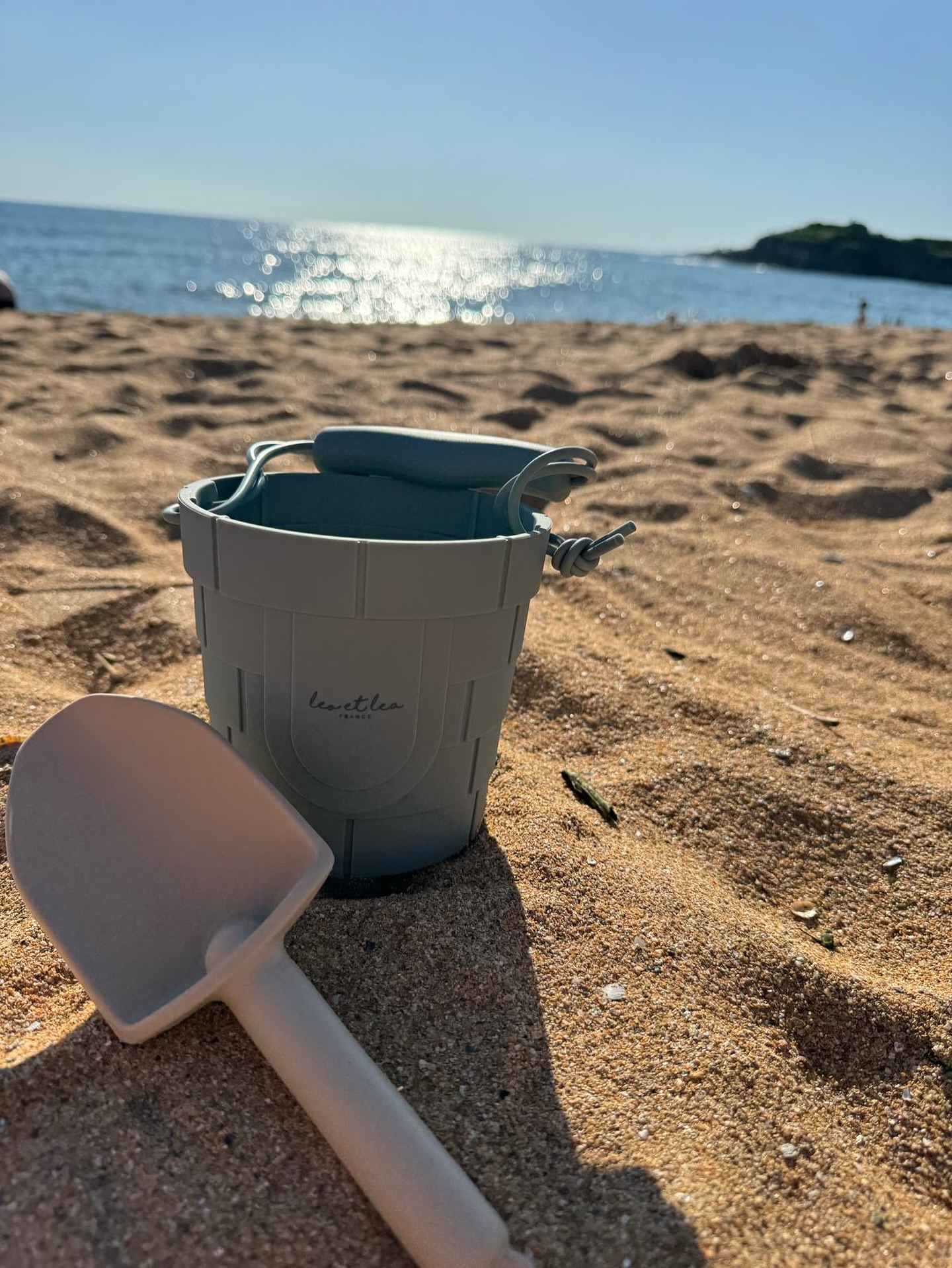 🌞 Il fait beau aujourd’hui… et si tu en profitais pour faire un tour à la plage 🏖️
Découvre notre ensemble de plage en silicone souple, pensé pour durer, pour voyager 😉
il contient l’essentiel :
🪣 un seau
🪛 une pelle
le tout facile à attraper par les petites mains.
Que ce soit à la plage ou dans le bac à sable du jardin, ton enfant va s’amuser pendant des heures !
✅ sans bpa, sans phtalates, sans plomb
🧼 nettoyage rapide avec un chiffon humide
disponible dès maintenant chez ambiance kids !
#ambiancekids #léoetléa #mamanorganisée #jouetsbébé #vacancesavecbébé #jouetensilicone #mamanmaligne #quimperlé