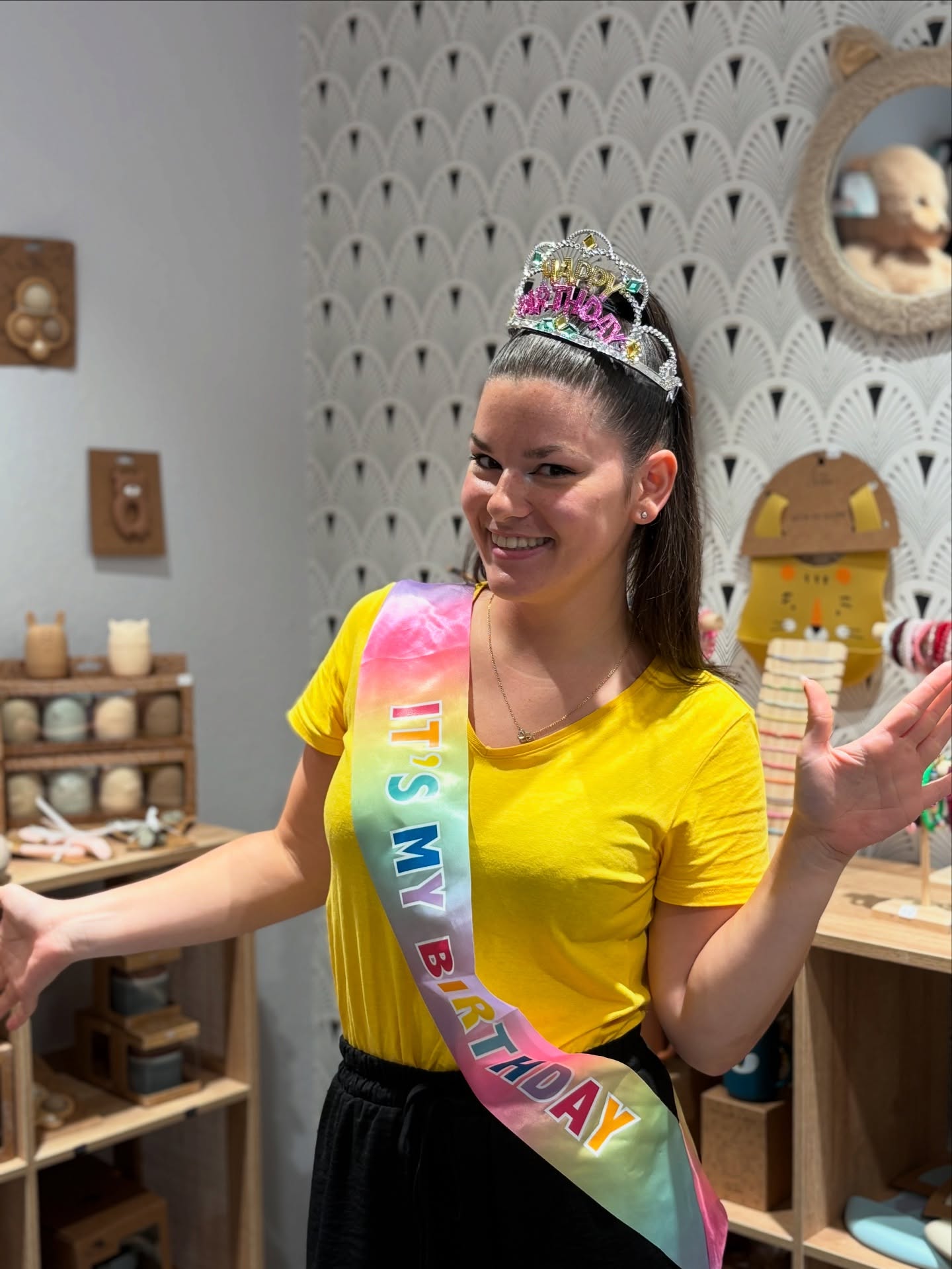 🎉 Joyeux Anniversaire @leia.teamabe ! 🎂✨
Aujourd’hui, on célèbre l’anniversaire de Léïa, qui vous accueille toujours avec douceur, sourire et bonne humeur chez Ambiance Kids ! 🫶
Laissez vos petits mots pour elle en commentaire 👇
#AmbianceKids #Anniversaire #TeamAmbianceKids #bienetreenfant #Quimperlé #merci