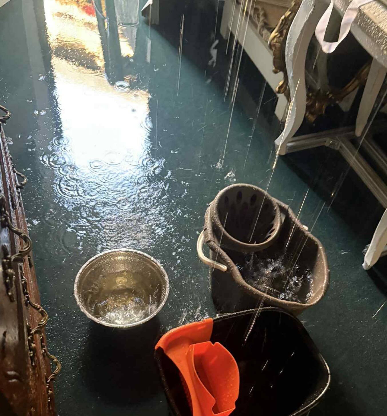 Bonjour à tous ,
Le dégât des eaux est trop important pour ouvrir demain, je dois attendre les experts qui j’espère passerons lundi .
C’est la réserve mais c’est embêtant tout de même .
Vous pouvez néanmoins acheter vos cartes cadeaux au spa @ambiancebienetrequimperle .
Merci aux petites mains de ce matin !
L’entraide est précieuse 😇
Delphy
#ambiancekids #degatsdeseaux #quimperle #fermeturedukids