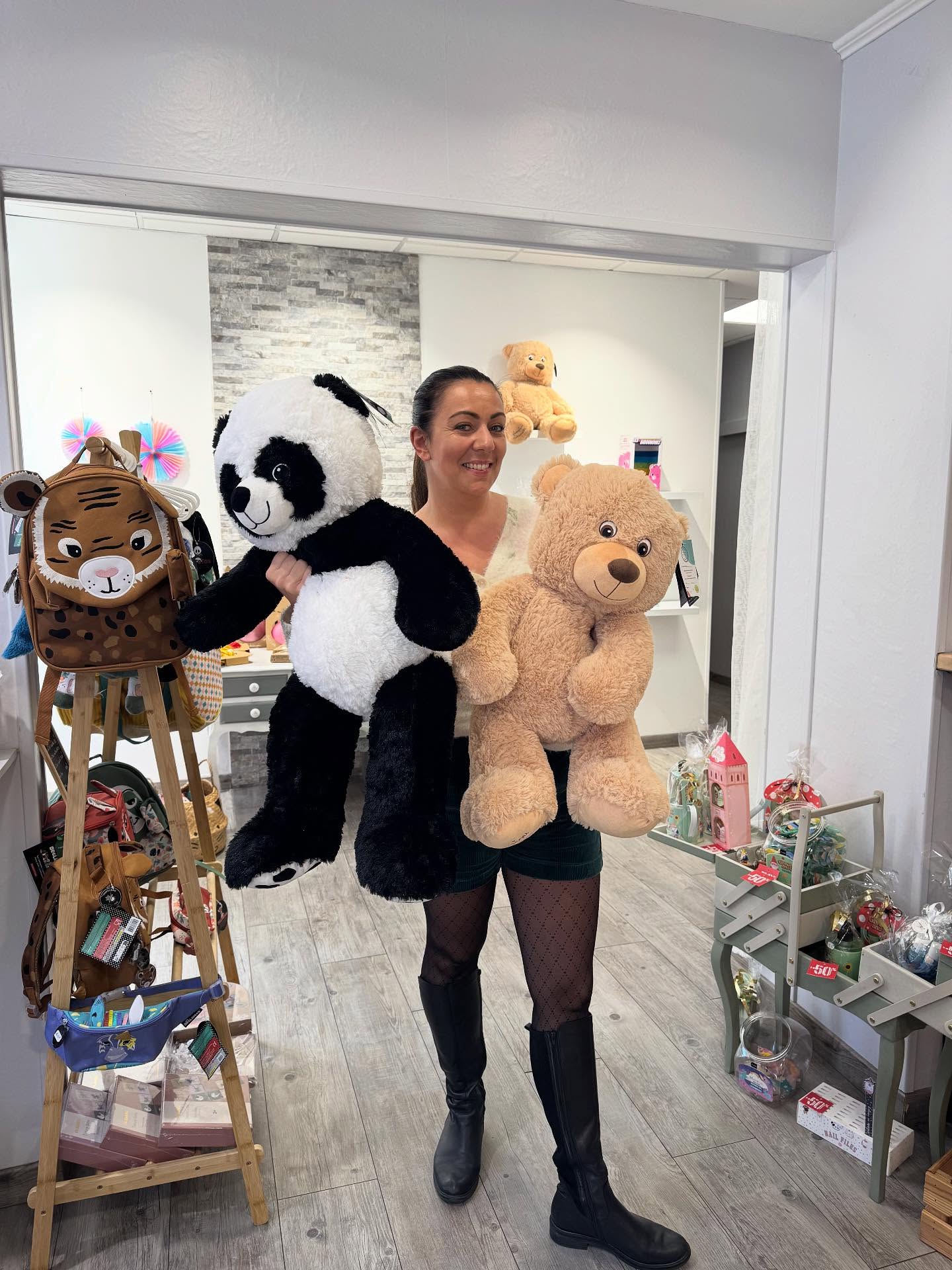 Offre de folie chez Ambiance Kids ⭐️ 
Le big nounours et le big panda à 25€  l’unité au lieu de 38,70 € 
Disponible dès vendredi en magasin, il en reste seulement 10 ! 
Pensez à Noël ❤️ 
#noel #nounours #destockage #doudou #ambiancekids #quimperlé